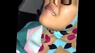 Seksowna dziewczyna w hidżau robi niegrzeczne rzeczy ze swoim chłopakiem