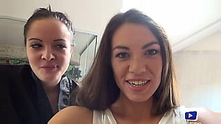 Hai cô gái đồng tính Pháp khám phá tình dục của họ với bộ ngực to