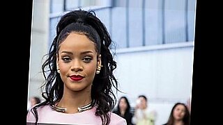 Rihanna在单人视频收藏中享受最热辣的时刻。