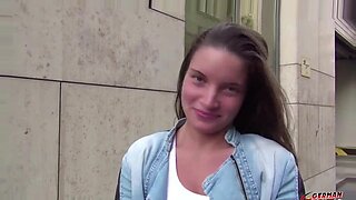 Gadis Jerman muda Anita B menggoda dengan seks panas dan aksi anal.