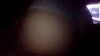 일본 여동생이 핫한 비디오에서 타이트한 엉덩이를 자랑합니다