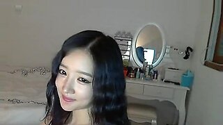 Κορεάτισσα έφηβη γδύνεται πειραχτικά στην κάμερα