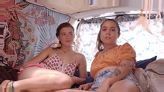 Tatuażowe lesbijki eksplorują przyjemność analną w furgonetce.
