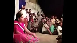 Χυδαίοι χορευτές καταστρέφουν την παραδοσιακή παράσταση χορού του χωριού.