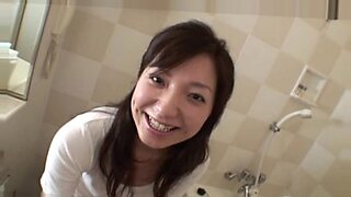 섹시한 아시아인 Aiiri가 근접한 POV 비디오에서 열정적인 펠라치오를 제공합니다.