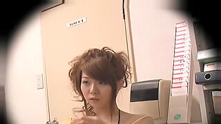 Japońska kobieta dostaje niespodziankę w biurze, intensywny seks.