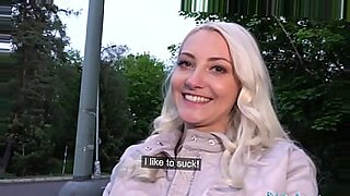 Czeska blondynka oddaje się seksowi na świeżym powietrzu publicznie.