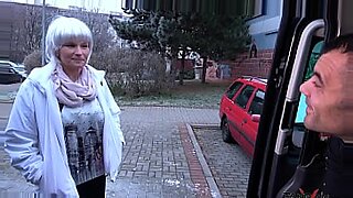 熟女のチェコ女性が街でセックスを懇願する。