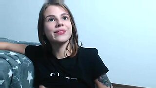 Garota magra explora fantasias fetichistas na webcam