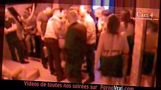 Noche salvaje en el club de Papúa con actuaciones explícitas y sexo sucio.