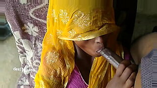 인도 여성들이 레즈비언 즐거움에 참여합니다