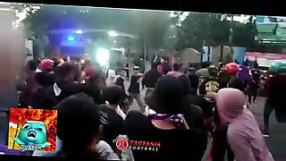 Indonesische Weiber nehmen an heißem Match teil
