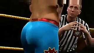 Diwy z WWE prezentują swoje obfite piersi w gorącym meczu.
