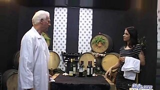 Joven morena se pone kinky con un cliente mayor en la barra de vinos