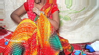 Namiętne spotkanie z doświadczonym biznesmenem, noszącym sari pięknością.