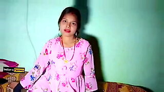 고화질 벵골 여성이 야생적인 쓰리썸을 즐깁니다.