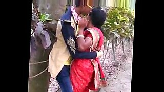 Pokojówka marathi robi niegrzeczne rzeczy z szefem, co prowadzi do gorącego seksu.