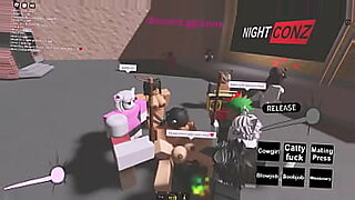 Seorang pemain permainan Roblox bertemu dengan tit job dalam video yang panas.