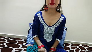 زوج هندي يستكشف ثدييها ويتبادل القبلات
