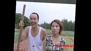 Gorący chiński film porno przedstawia nagą kobietę.