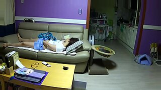 Webcam yang diretas mengungkapkan perjalanan kepuasan diri seorang wanita Asia yang pemalu.