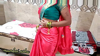 Um amante vestido de sari derrama lágrimas de êxtase durante um encontro apaixonado.