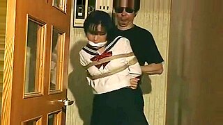 Japońskie uczennice zakneblowane i związane w BDSM szkolnym fetyszu uniformu