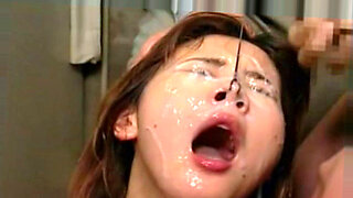 Japońska dziewczyna otrzymuje intensywny wytrysk na twarz od bukkake podczas grupowego seksu.