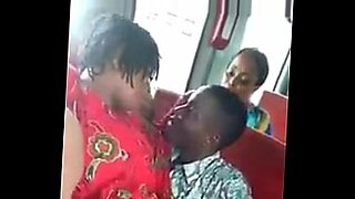 O ônibus escolar de Uganda se transforma em uma festa de sexo selvagem.