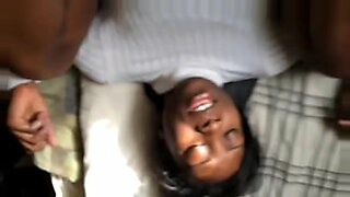 Gadis Botswana bertempur dengan seks yang intens dan penuh gairah.
