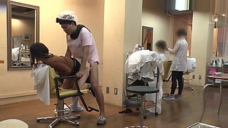 Riskante japanische Friseursalon-Begegnung