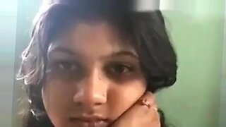 فتاة هندية خجولة تكشف عن أصولها الكبيرة على كاميرا الويب