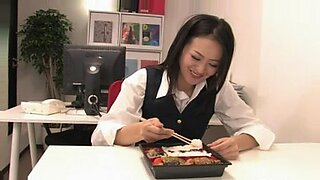 Zmysłowa japońska asystentka oddaje się swojemu fetyszowi stóp podczas przerwy na lunch.