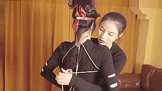 Uma sessão lésbica quente com uma morena peituda e uma sedutora mulher chinesa.