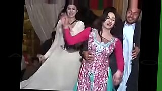 Piękna dziewczyna z Indii uwodzicielsko tańczy na YouTube.