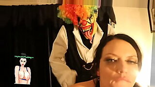Intensywny seks z wprawną finezją zaspokaja pragnienia klauna.