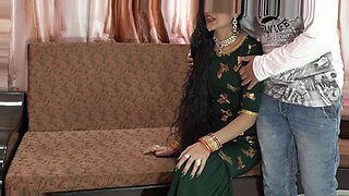 Ινδική έφηβη Priya απολαμβάνει σκληρό σεξ σε σπιτικό βίντεο με ικανοποιητικό cumshot.