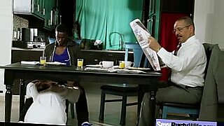 Stallone ugandese riempie il preservativo di sperma