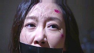 Một người đẹp châu Á bị quay phim khi đang blowjob, bị nghẹn cặc trong một cảnh BDSM.