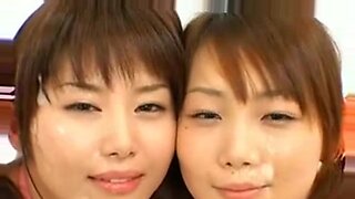 アジアの美女たちは、複数の男性から激しい顔射を受ける。