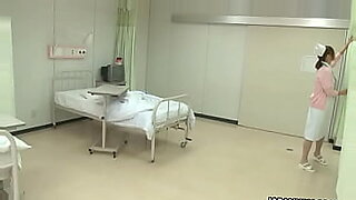 一位日本护士沉迷于情色医学检查和玩耍。