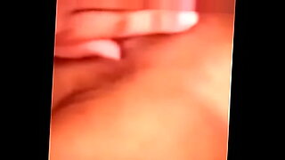 Une femme endormie se réveille en train de faire une gorge profonde avec une énorme bite
