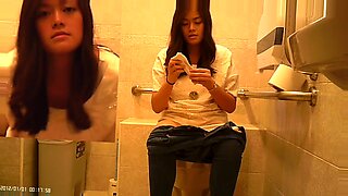 Een Aziatische voyeur legt hete ontmoetingen vast op een verborgen camera in een toilet.