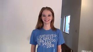 Amatorska dziewczyna z Iowa prezentuje swoją nieskazitelną sylwetkę w filmie NebraskaCoeds.