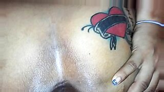 一个女人享受四根阴茎在她的屁股里。