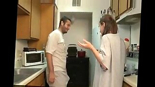 彼はキッチンで美しい義妹を喜ばせる。