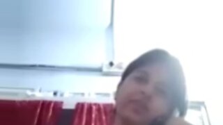 Kecantikan India merakam video solo dengan payudara besar di webcam.