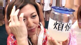 Une adolescente japonaise boit du sperme après un sexe de groupe avec enthousiasme.
