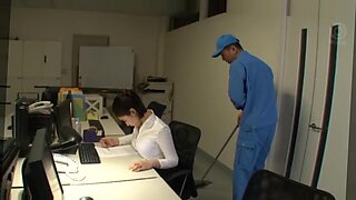 日本办公室美女Sana Imanaga与水管工的热情邂逅。