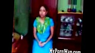 Chica india se despoja de ropa, muestra su cuerpo en una tira salvaje